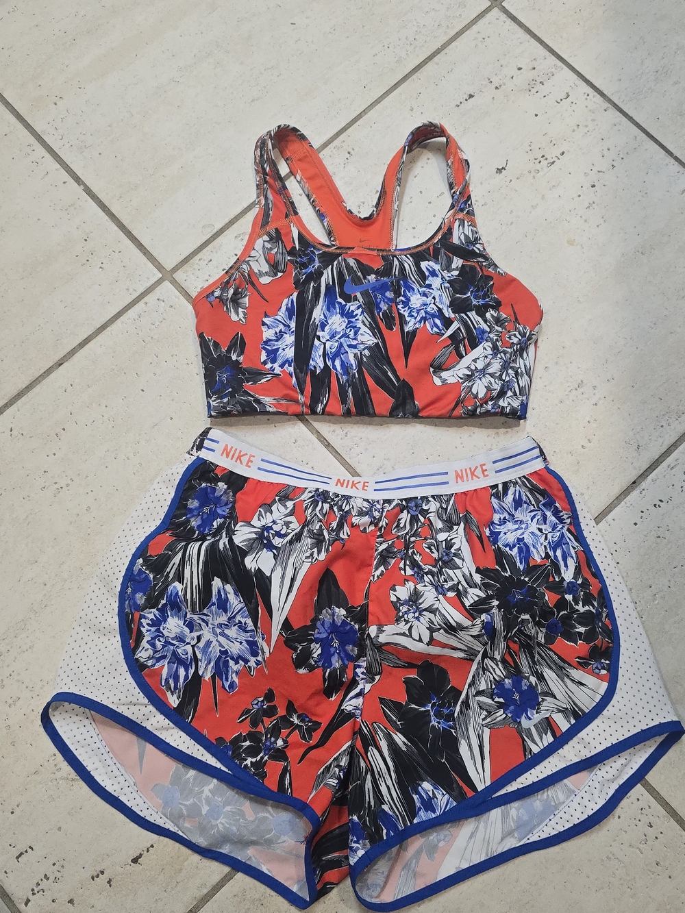 Nike Women’s Floral Sports Bra and Shorts Set  Medium